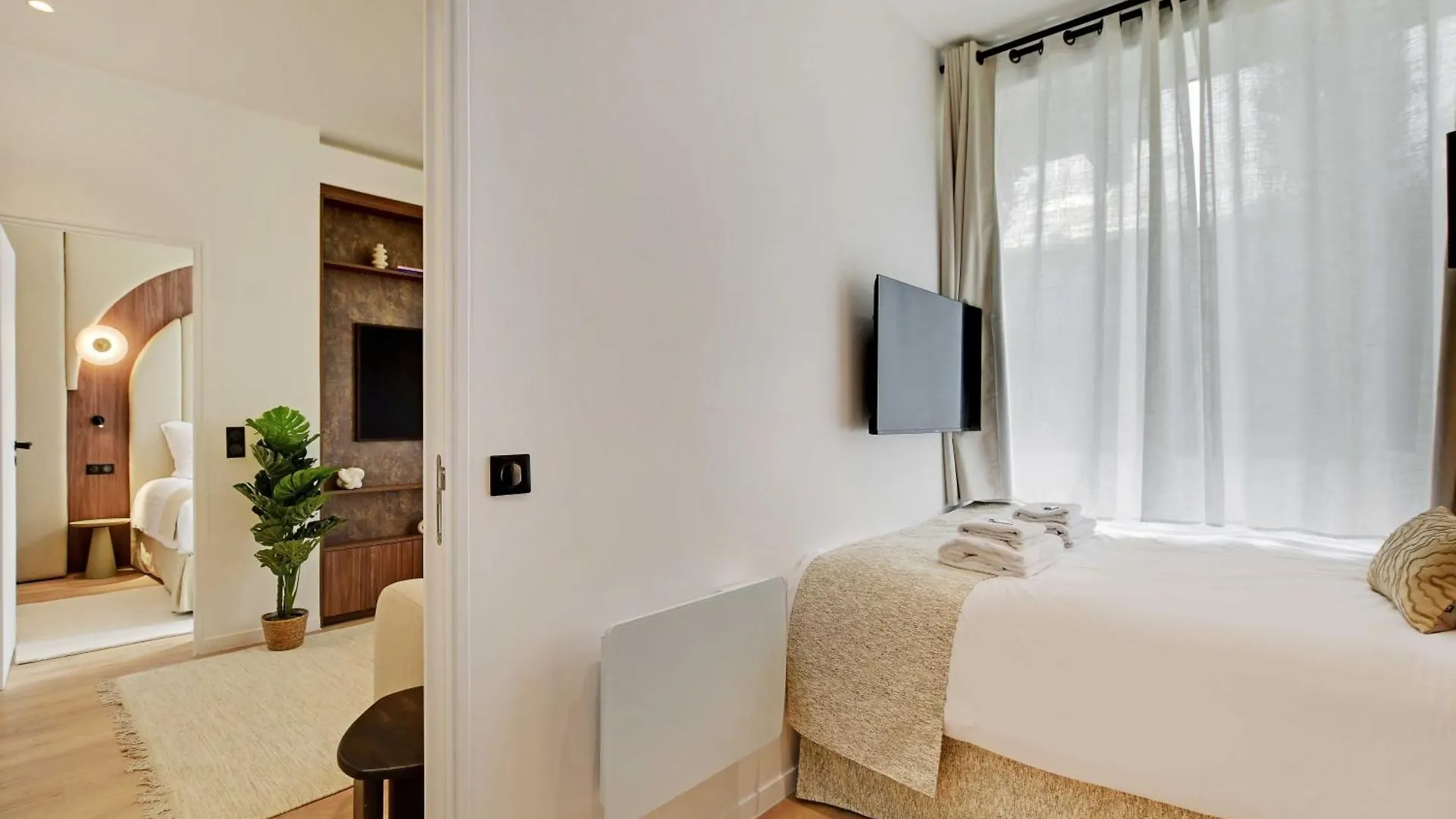 Lovely Refurbished Home In Vibrant 18Th District Paris