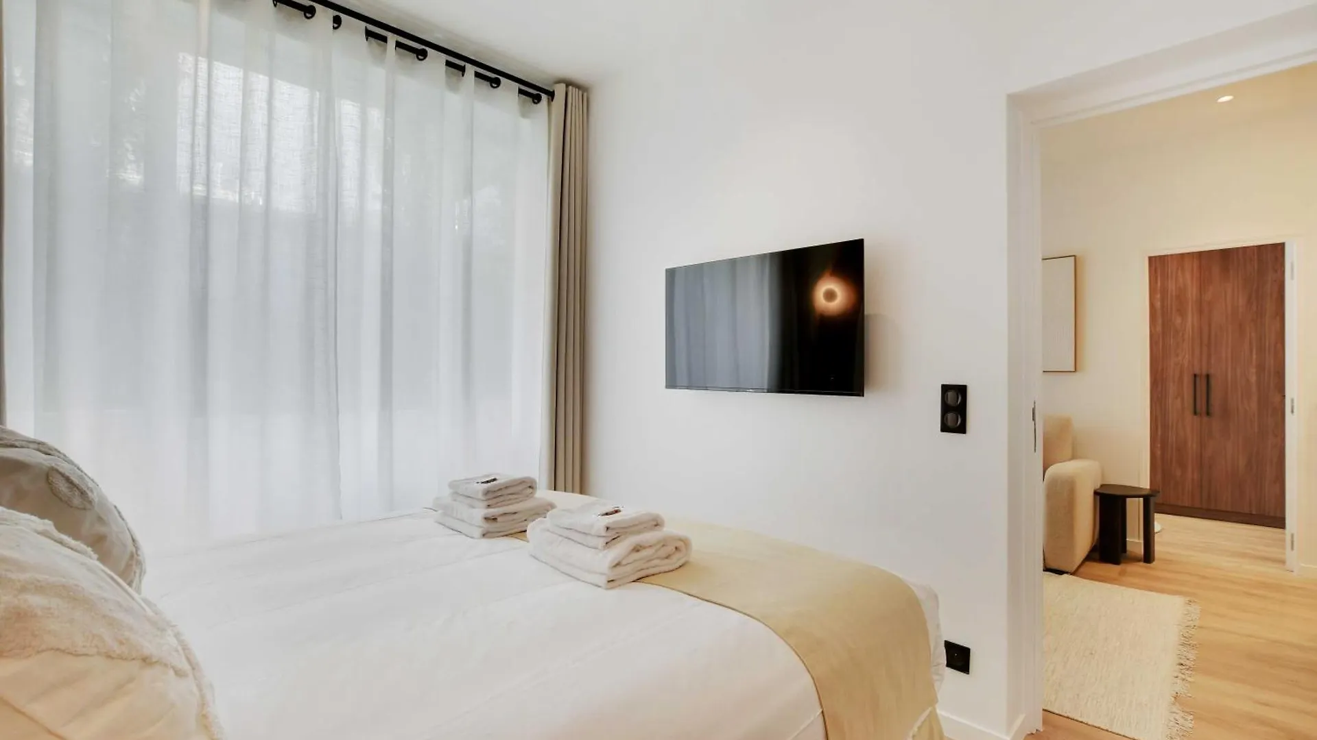 Lovely Refurbished Home In Vibrant 18Th District Paris France