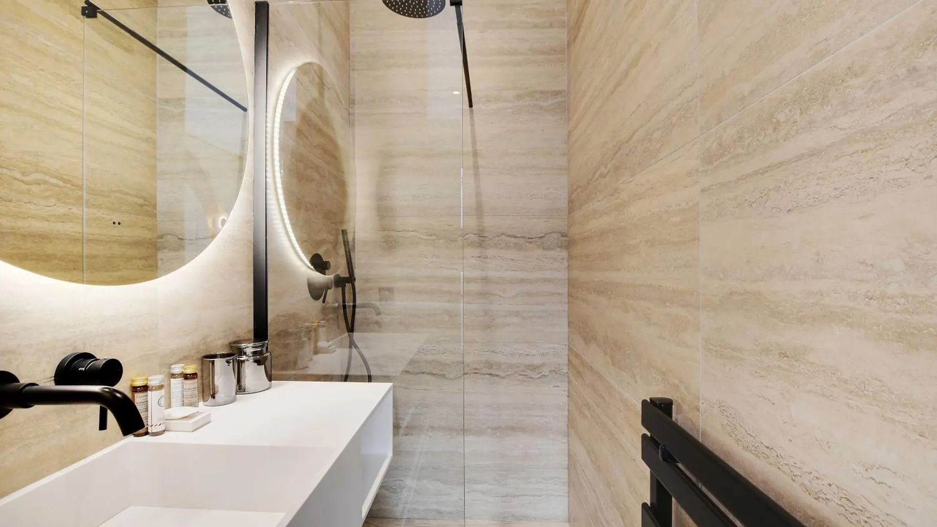 Lovely Refurbished Home In Vibrant 18Th District Paris