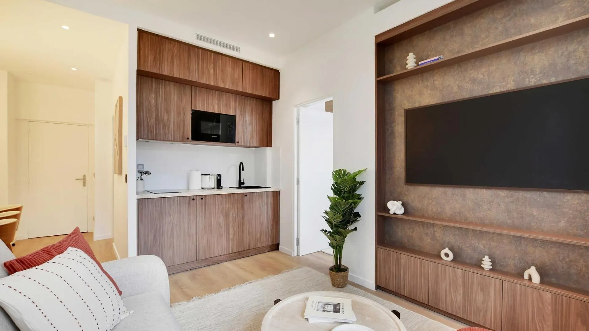 Lovely Refurbished Home In Vibrant 18Th District Paris 0*,
