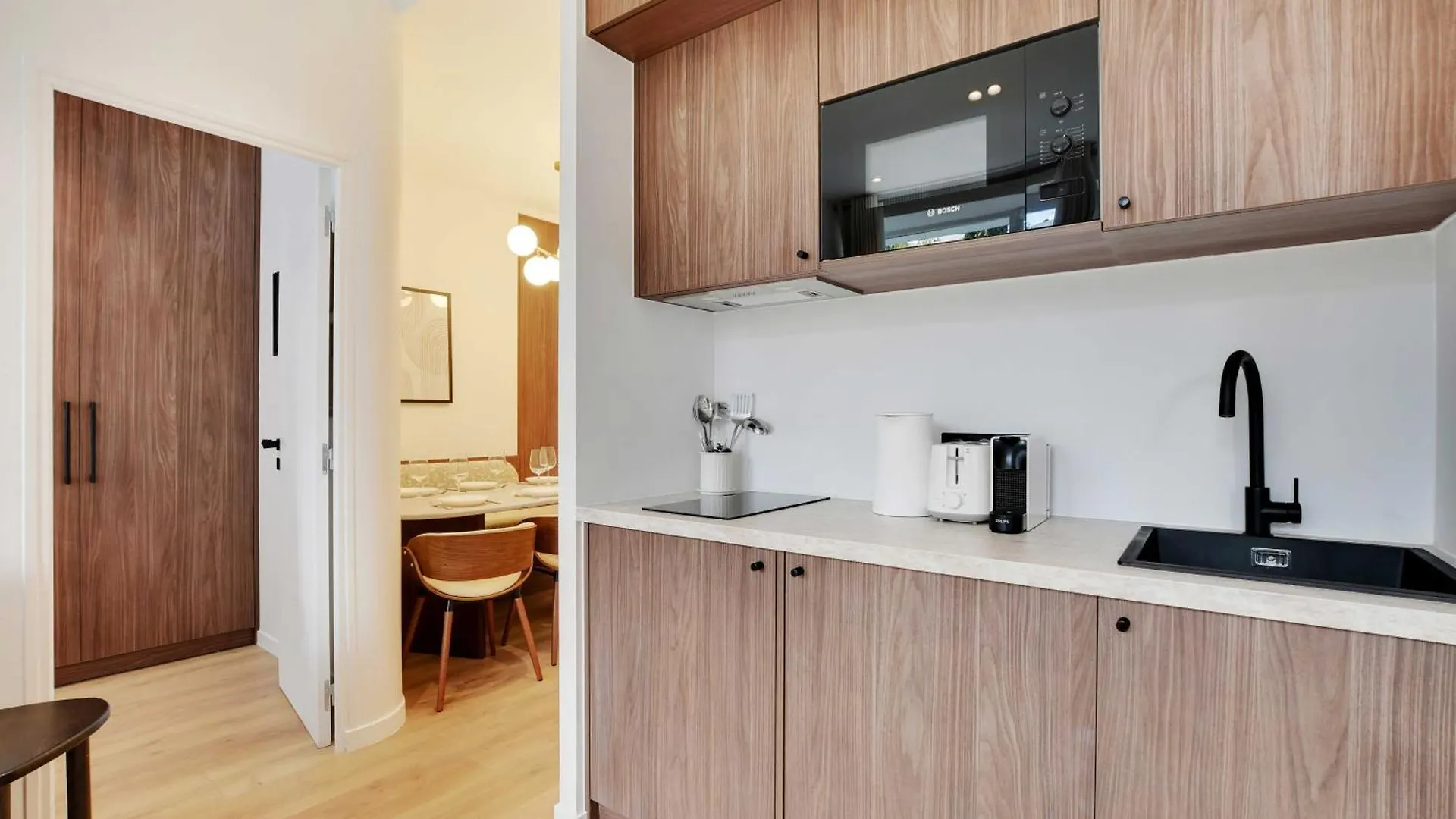 Lovely Refurbished Home In Vibrant 18Th District 巴黎