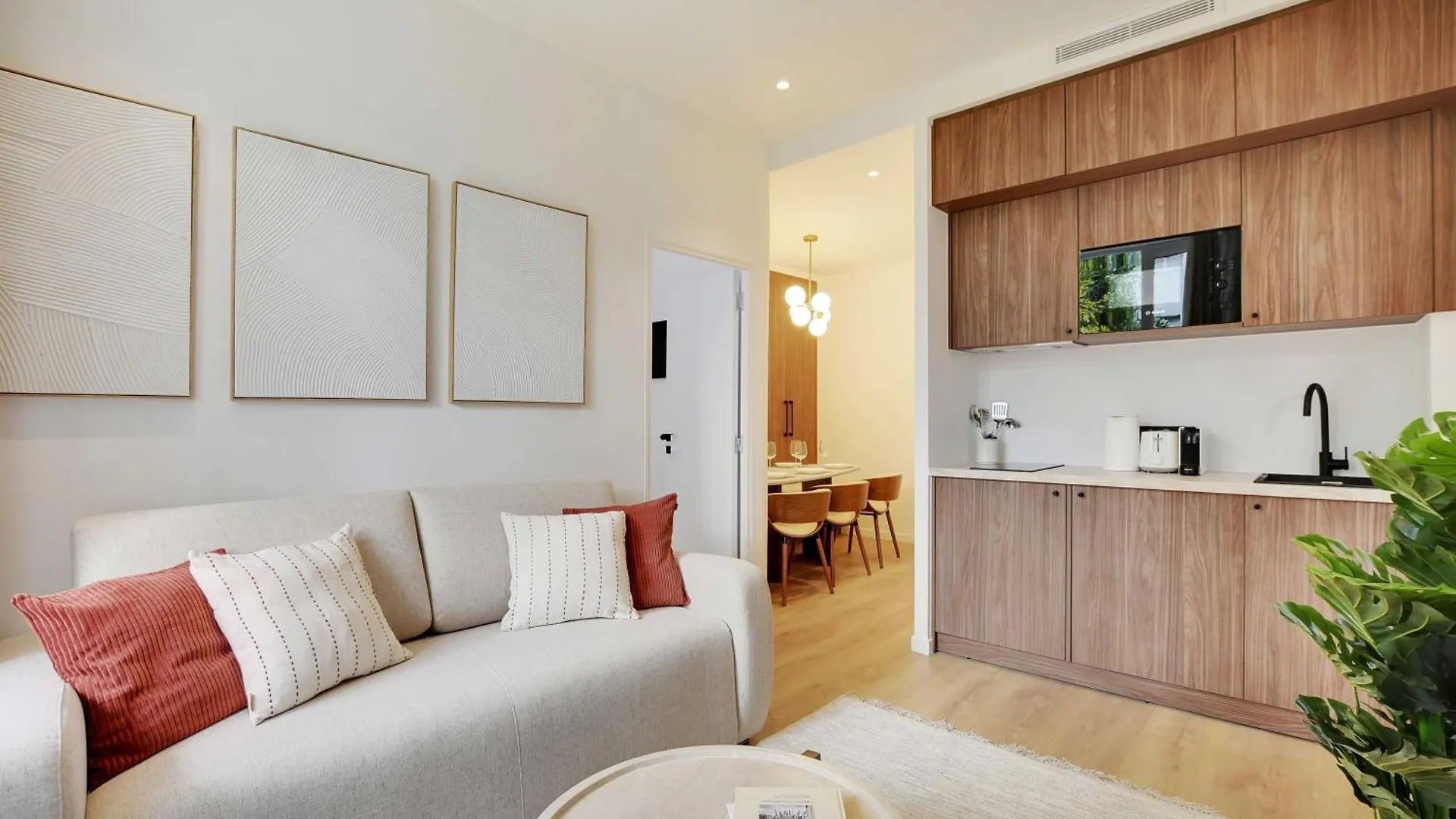 Lovely Refurbished Home In Vibrant 18Th District 巴黎 公寓